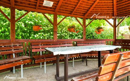 FINREA│ Zabehnutý apartmánový dom v areáli termálnych kúpeľov so stálou klientelou, Patince