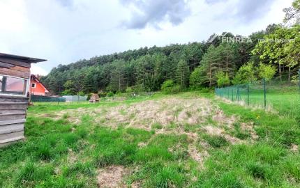 FINREA│Na predaj slnečný pozemok  (977 m²) pod horou – Slovenské Pravno