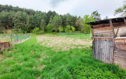 FINREA│Na predaj slnečný pozemok  (977 m²) pod horou – Slovenské Pravno