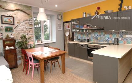 FINREA│Na predaj priestranný 3-izbový byt (85m²)  vo Vrútkach