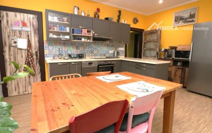 FINREA│Na predaj priestranný 3-izbový byt (85m²)  vo Vrútkach