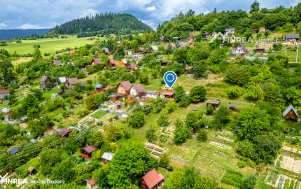 FINREA│Záhradka s útulnou chatkou ZO LIESKOVEC