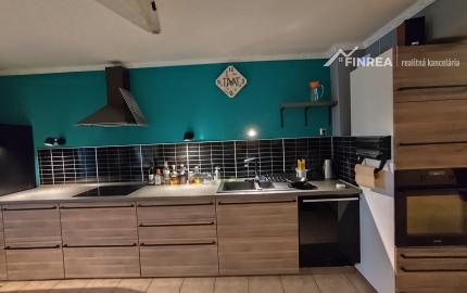 FINREA│3-izbový byt s terasou, predzáhradkou a parkovacím miestom – Lipovec, okres Martin, 111m2