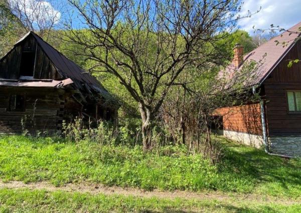 FINREA│Na predaj pozemok 1336 m² s chatou (43 m²) v krásnom prostredí obce Belá pri Žiline
