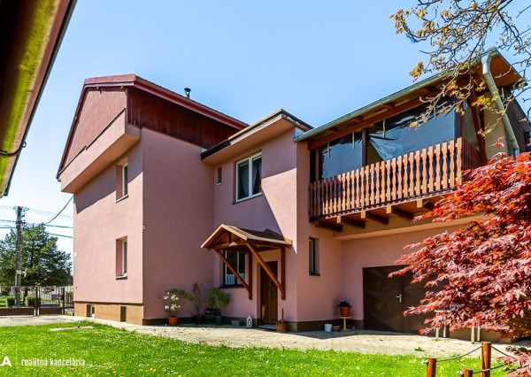 FINREA│Priestranný 7 izbový rodinný dom s 640m2 pozemkom – Strečno