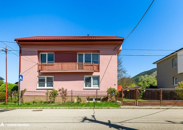 FINREA│Priestranný 7 izbový rodinný dom s 640m2 pozemkom – Strečno