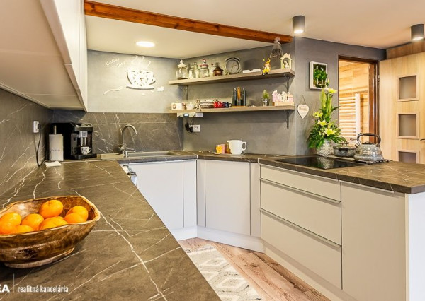 FINREA│Priestranný 7 izbový rodinný dom s 640m2 pozemkom – Strečno