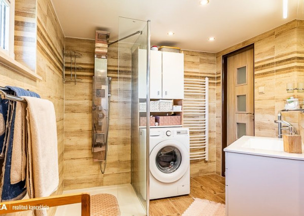 FINREA│Priestranný 7 izbový rodinný dom s 640m2 pozemkom – Strečno