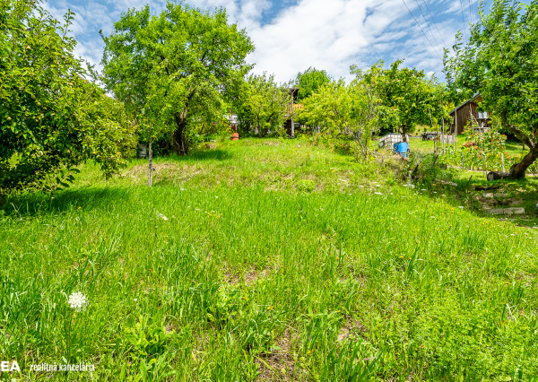 FINREA│Záhradka s útulnou chatkou ZO LIESKOVEC